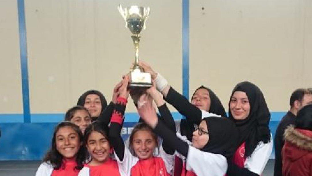 Ortaokullar Kız Öğrenciler Klasmanında Şampiyon olan Şıhbarak Ortaokulumuzu tebrik ederiz