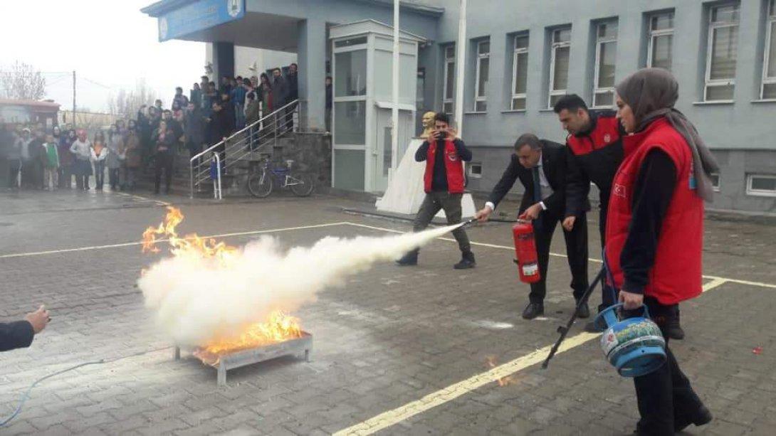 İlçemiz okullarında Yangın söndürme ve Tahliye eğitimleri Devam ediyor
