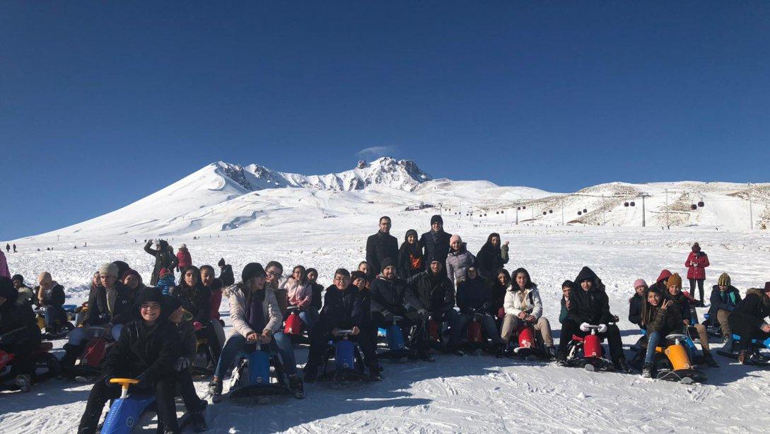İlçemiz Atatürk Ortaokulu Öğrencileri Erciyes kayak merkezinde yorgunluklarını attı