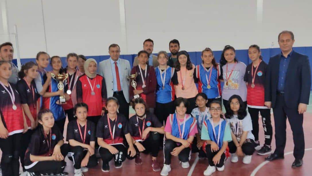 Gençlik Haftası Spor Müsabakalarında Dereceye giren Okullarımıza Kupaları verildi
